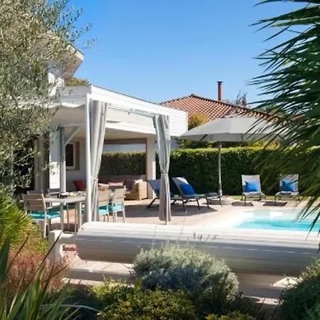 Maison Moderne, Piscine Privee - 6 Pers. - Fr-1-881-2 Villa
